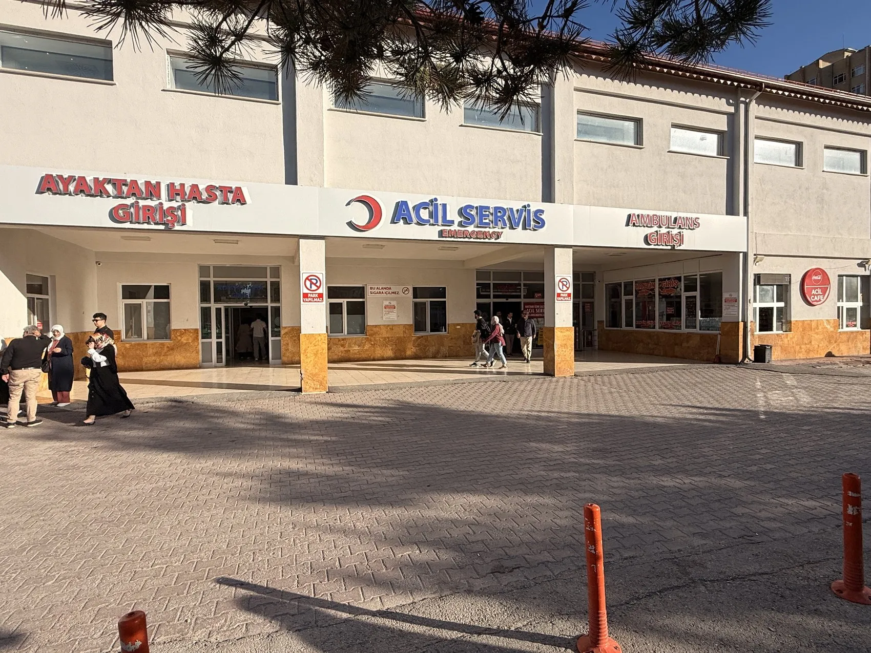 Sivas'ta dehşet anları İnşaat işçisi duraktaki insanlara baltayla saldırdı