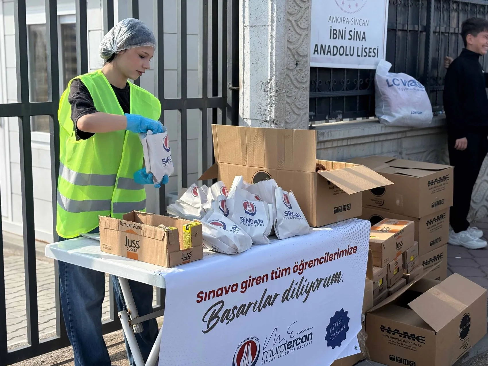 Sincan'da sınav günü belediyeden öğrencilere kahvaltı desteği