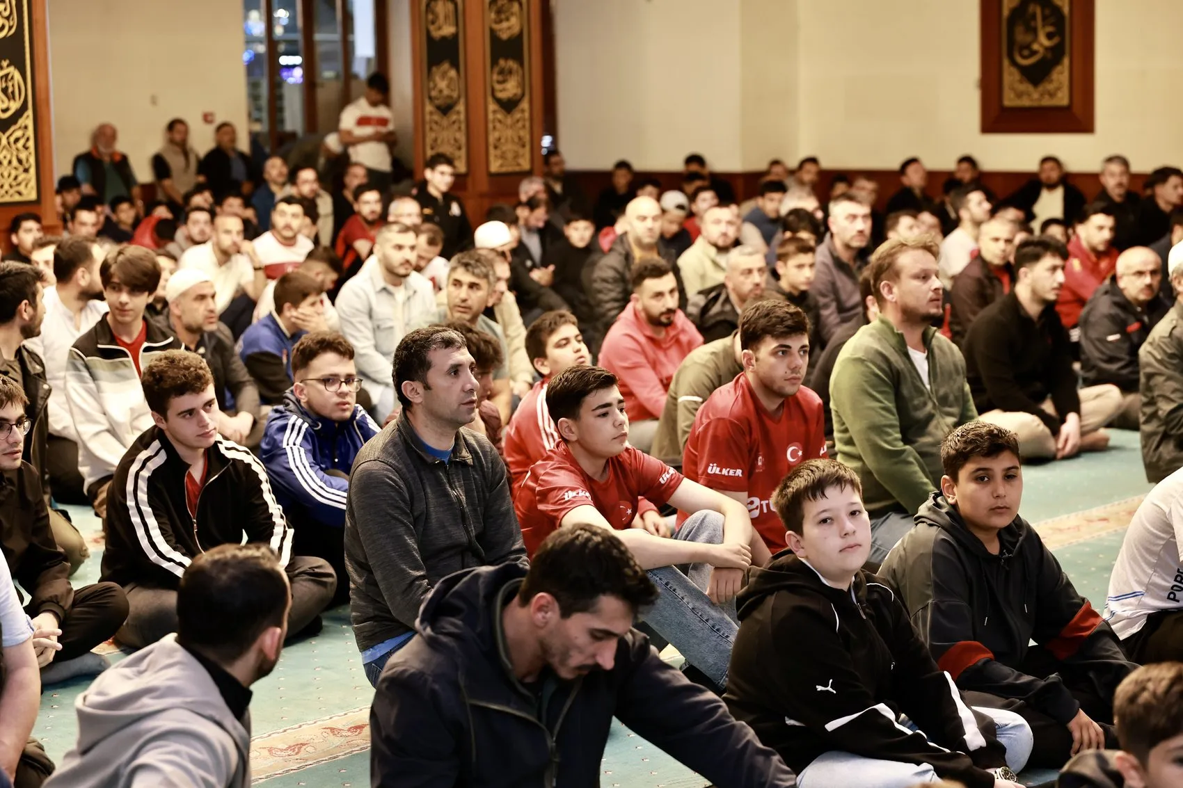 Sultanbeyli halkı sabah namazı sonrası milli maç için meydanda buluştu