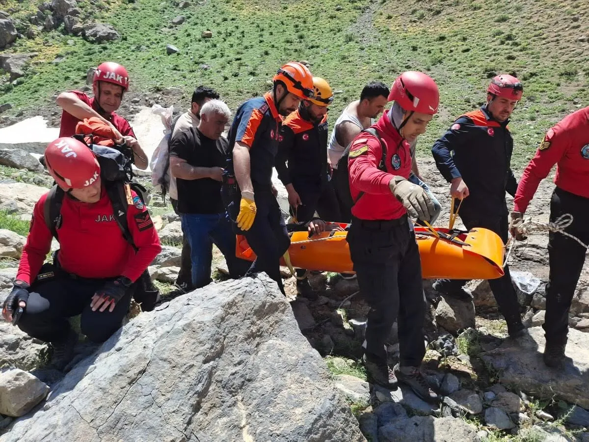 Hakkari'de sarp kayalıklarda mahsur kalan köylüyü helikopter kurtardı