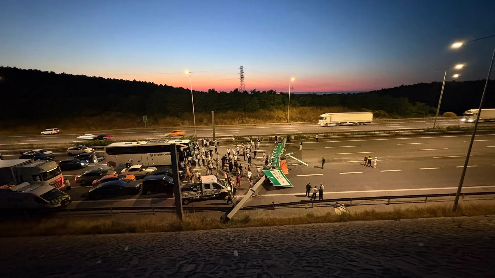 Kuzey Marmara Otoyolu'nda kamyon kazası trafiği durdurdu