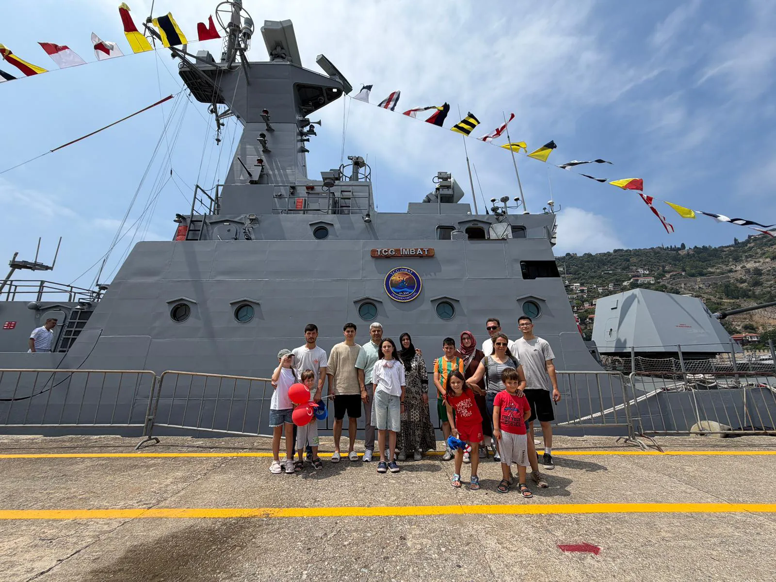 Alanya limanında iki savaş gemisi halkla buluştu