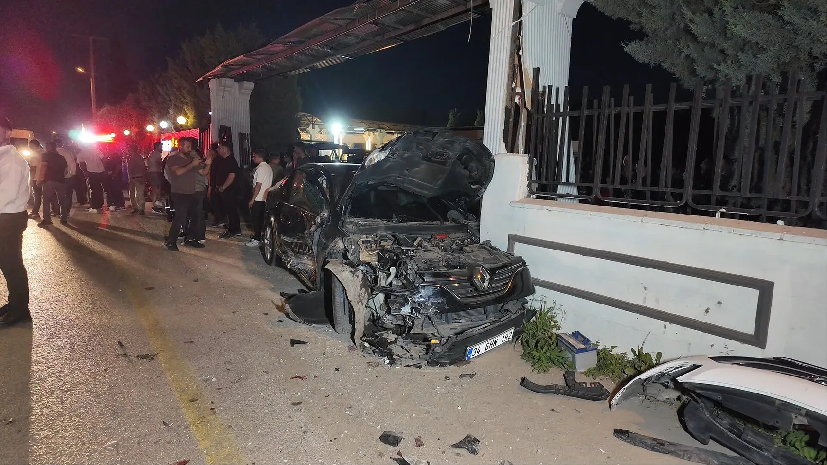 Düzce'de kaza yerinde kurtarma çalışması sürerken düğün eğlencesi kesilmedi