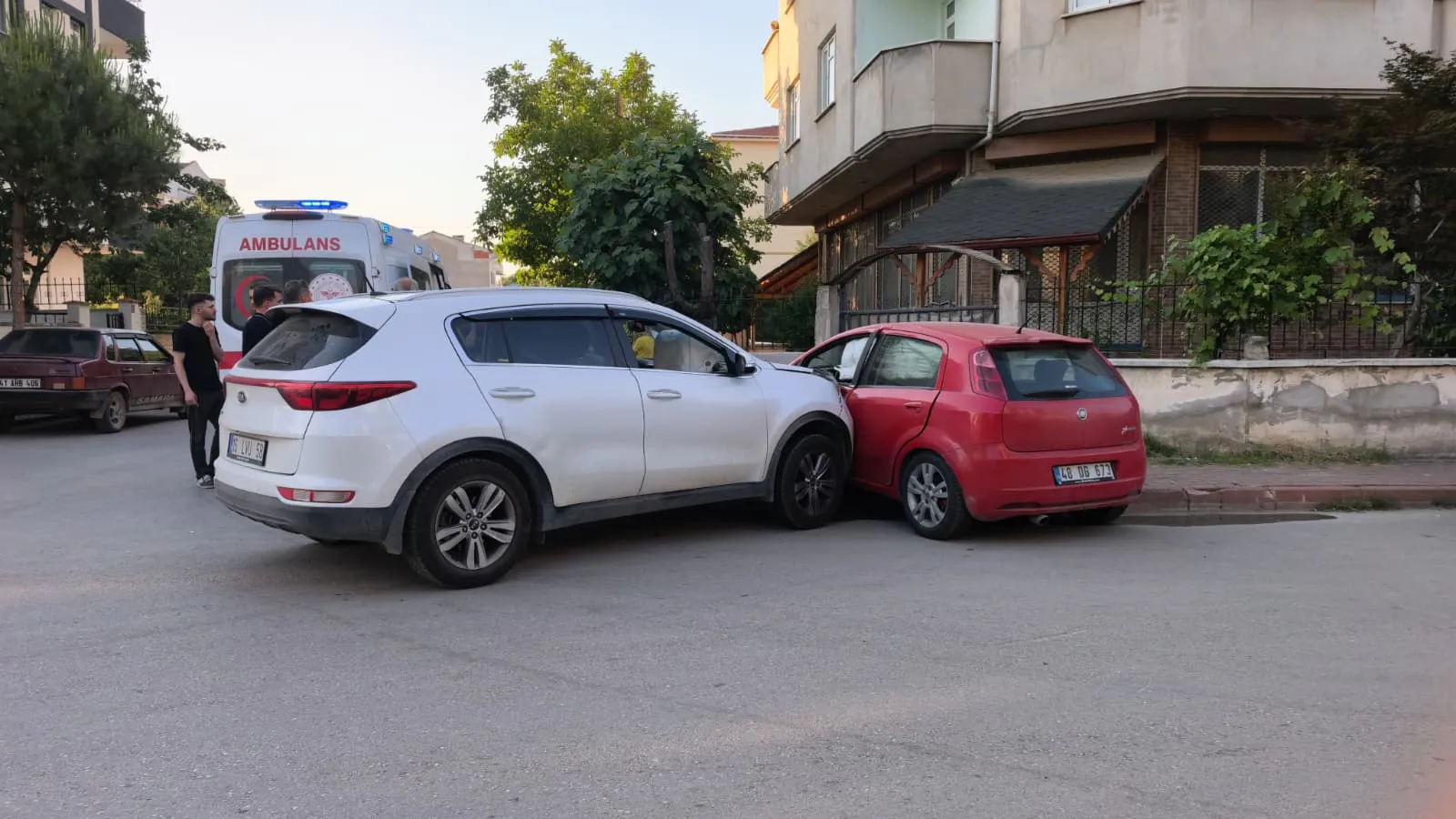 İnegöl’de kontrolsüz kavşak kazası 4 yaralı