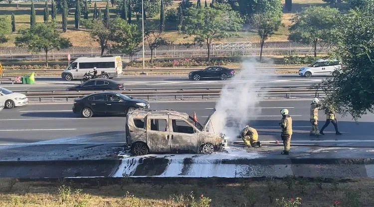 Esenyurt TEM Otoyolu'nda yanan araç trafiği kilitledi