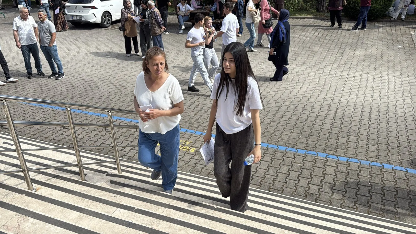 Üniversite sınavında anne kız tatlı bir rekabete girişti