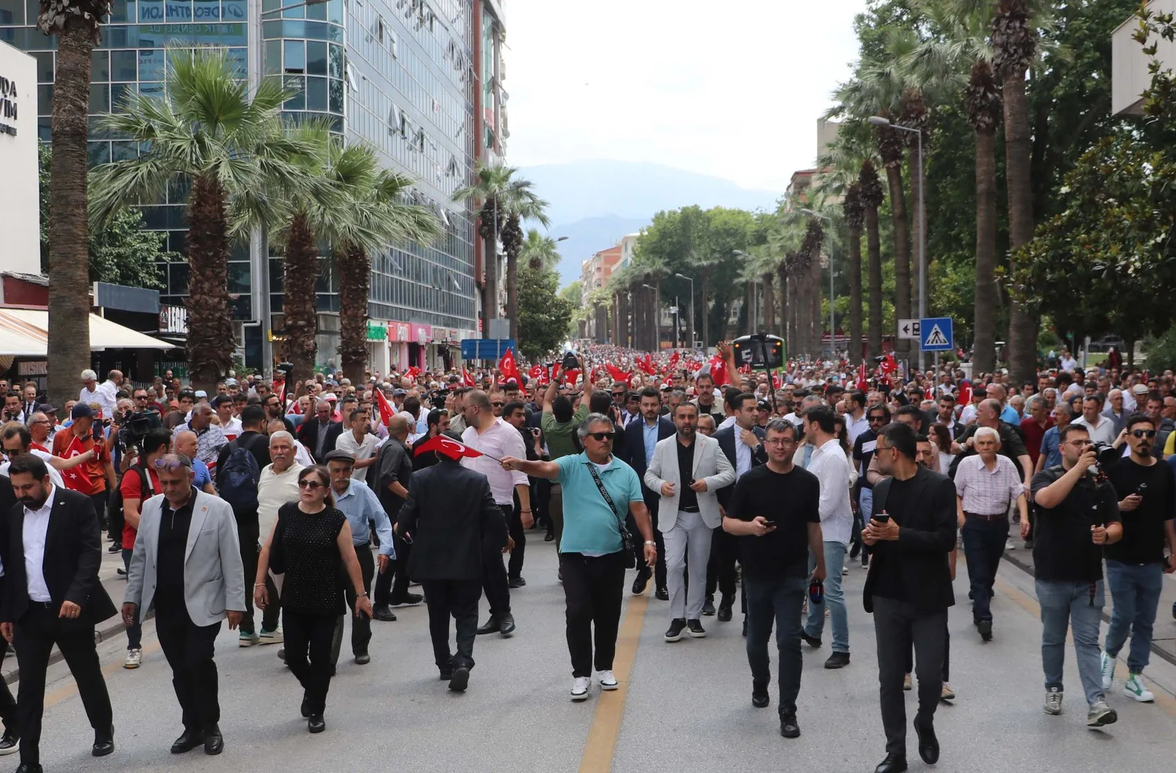 Özgür Özel'den miting otobüslerine el konulmasına tepki