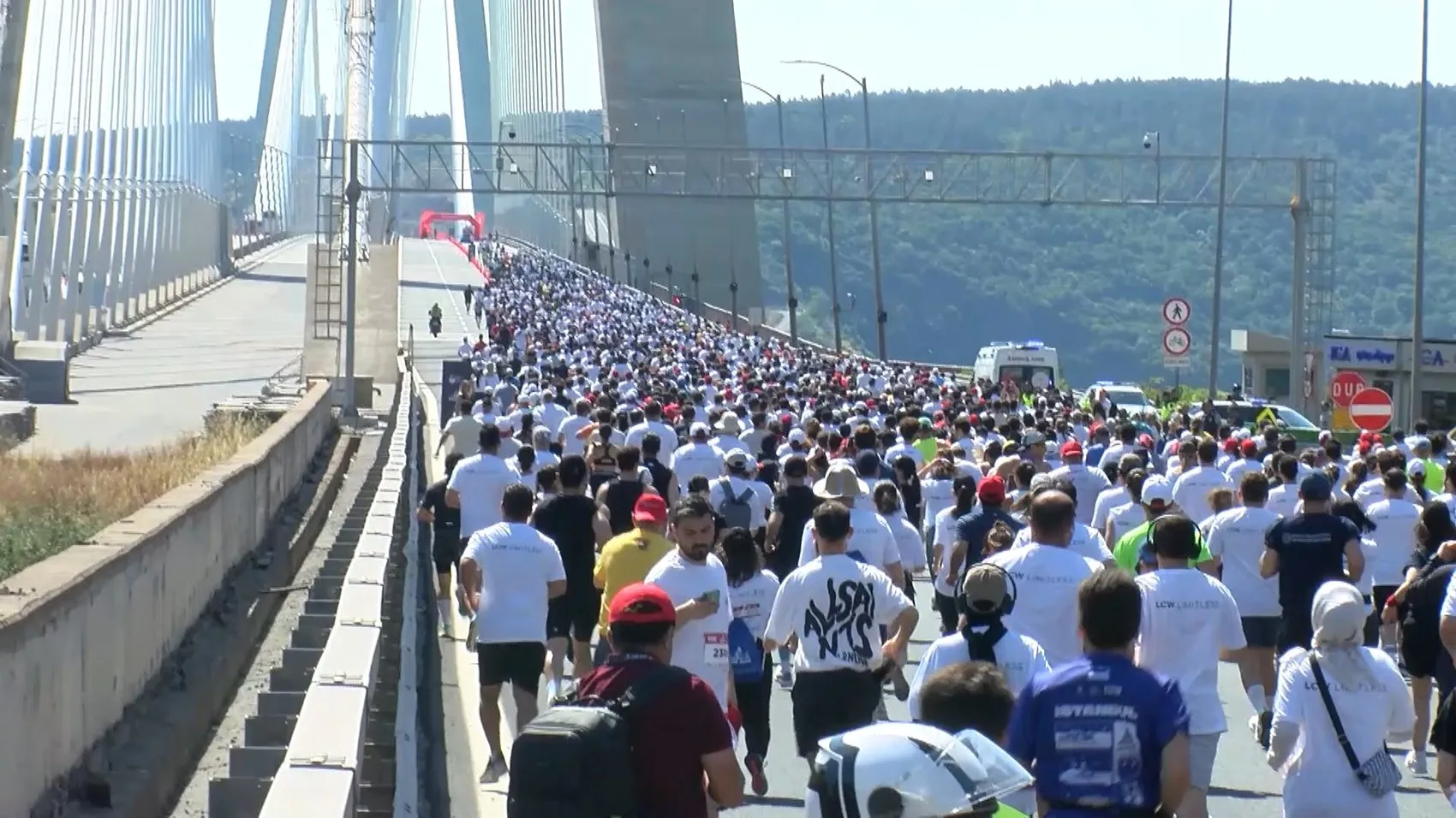 İki kıtayı birleştiren köprüde engelleri aşmak için koştular