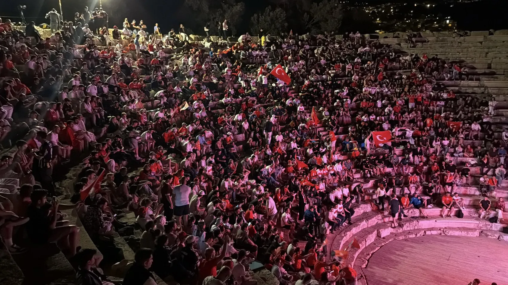 Kaşlılar milli maçı 2 bin yıllık antik tiyatroda izledi