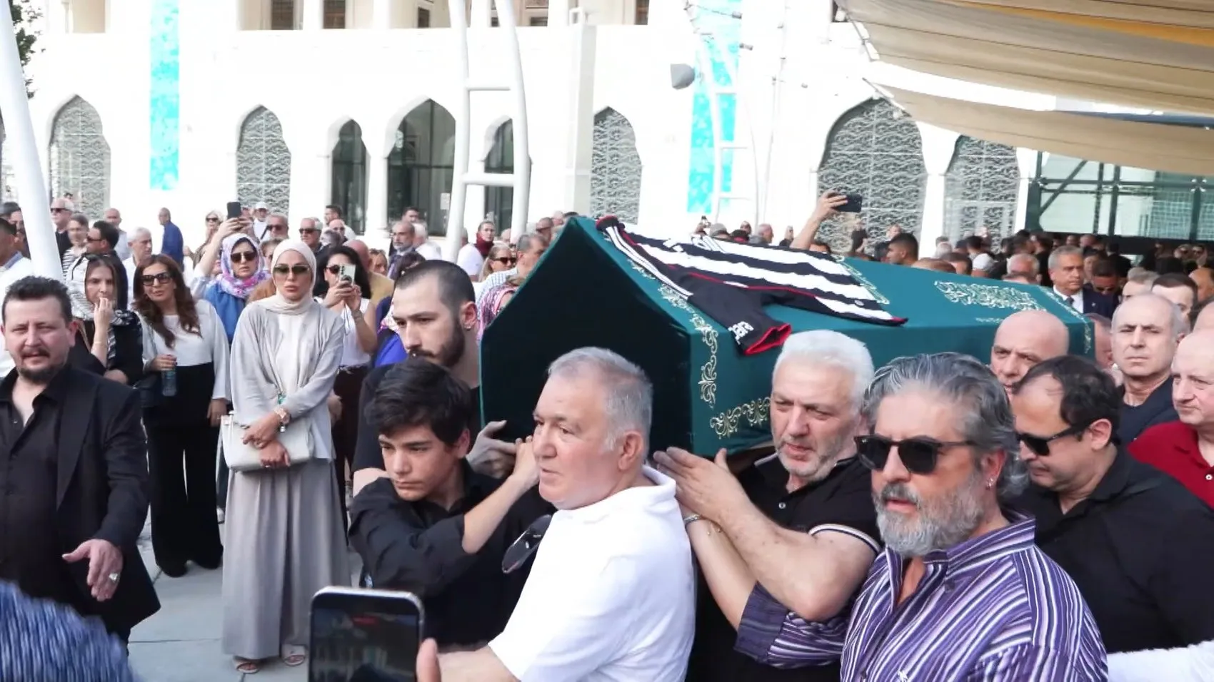 Televizyon dünyasının unutulmaz ismi Reha Muhtar son yolculuğuna uğurlandı