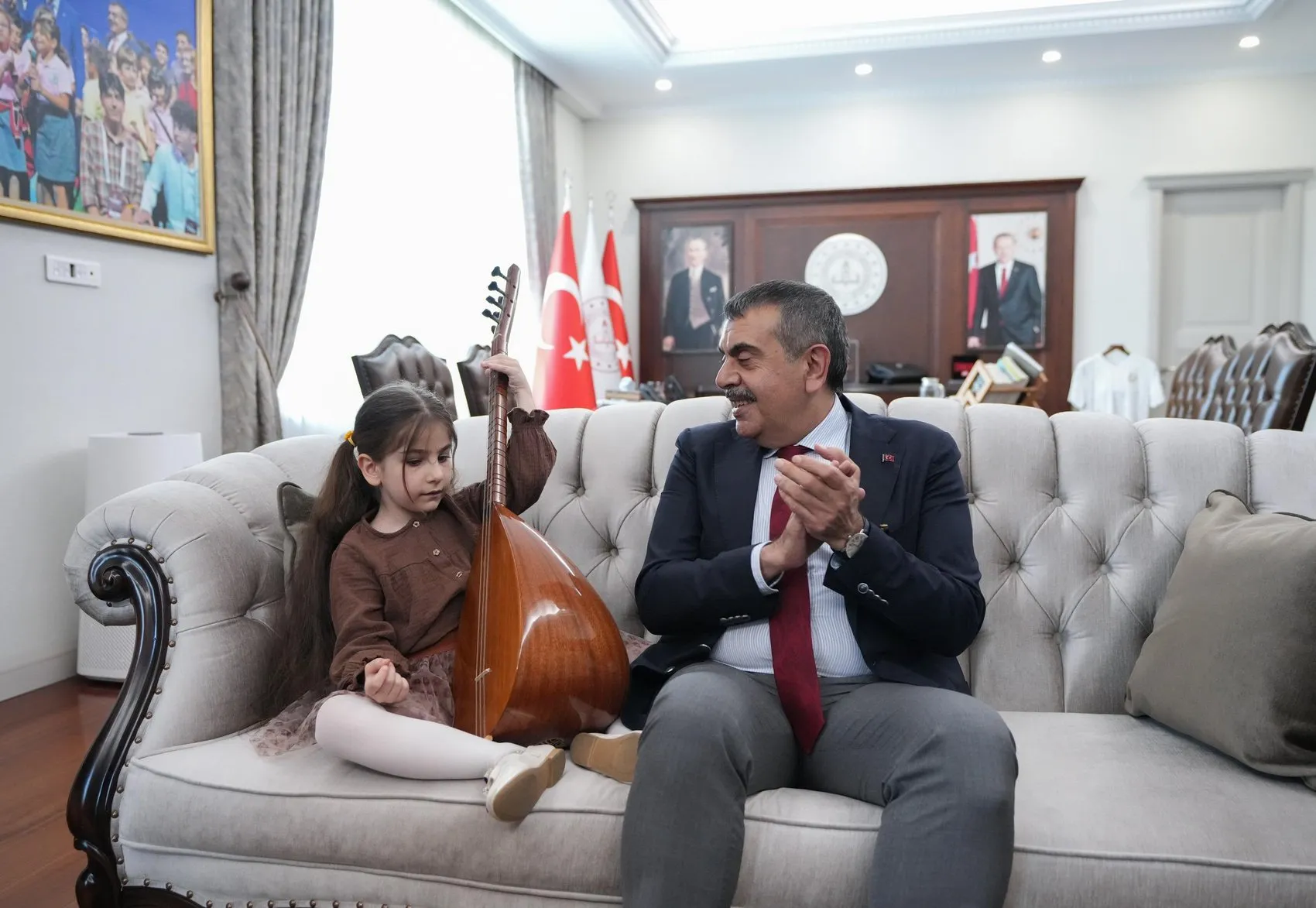 Görme engelli küçük Nil'in müzik hayali Bakan Tekin ile gerçek oldu