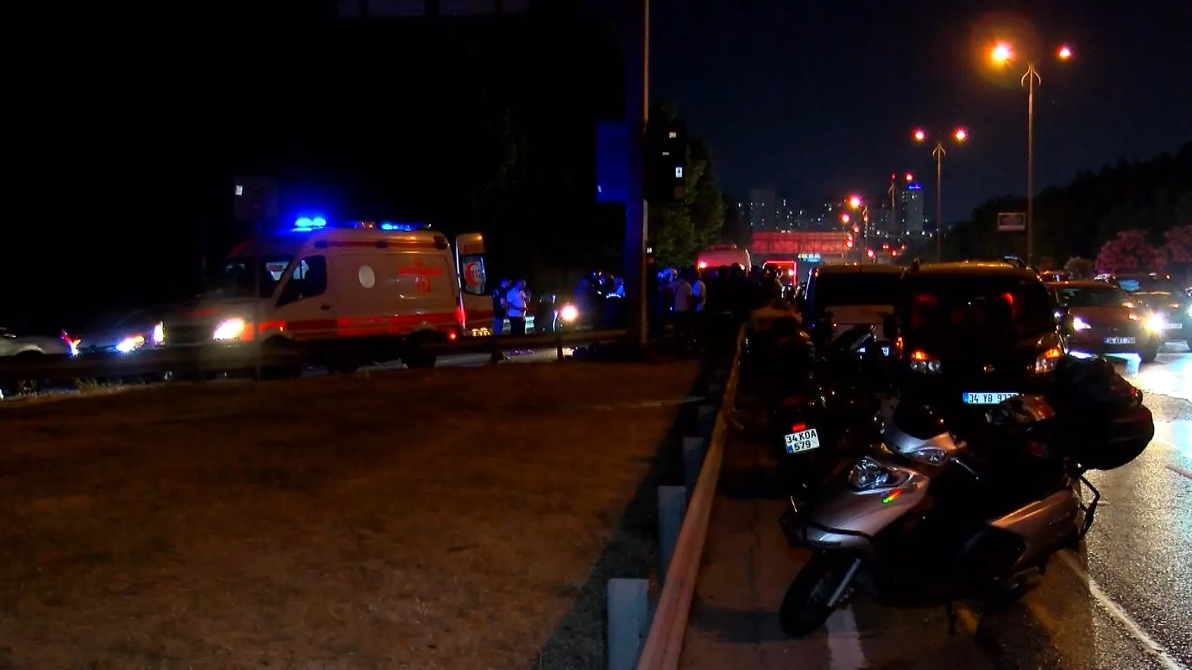 Bayrampaşa'da hatalı manevra motosikletliyi hastanelik etti