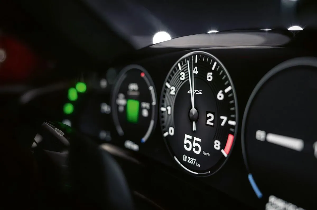 Elektrikli Porsche Taycan'a sanal vites geldi