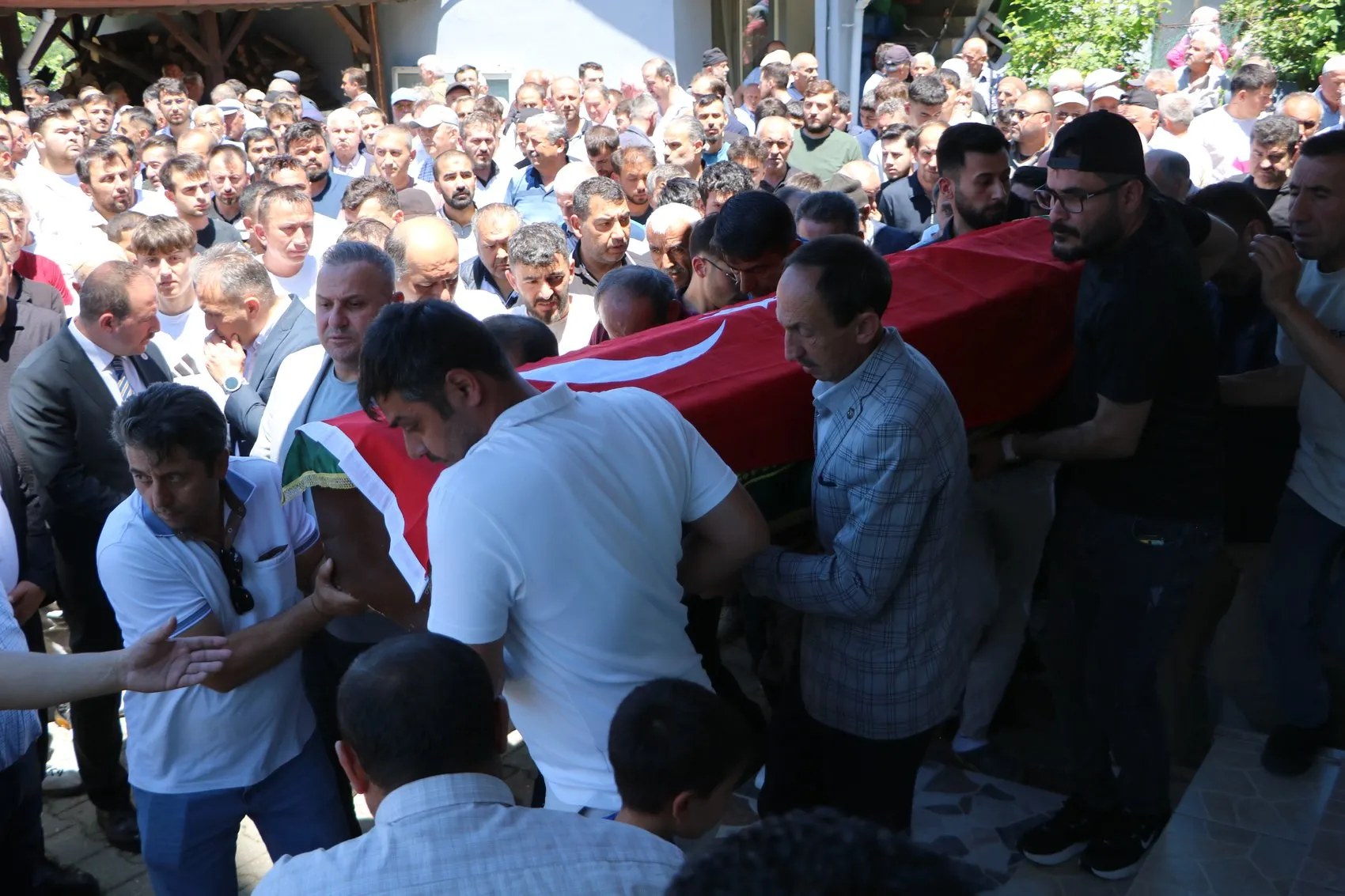 Mengen'deki maden göçüğünde hayatını kaybeden işçi defnedildi