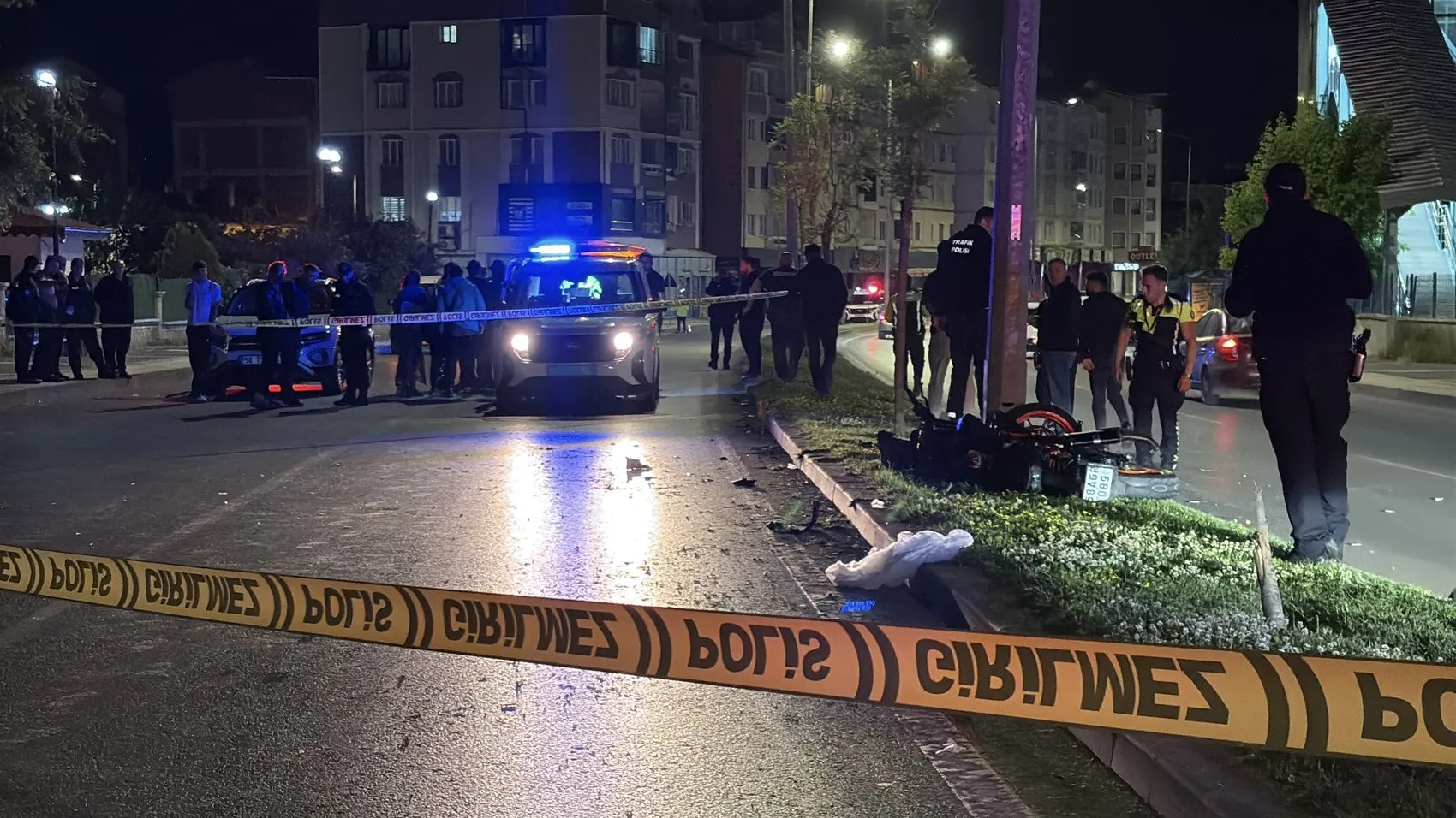 Sivas'ta motosiklet kazası sonrası iki otomobil çarptı