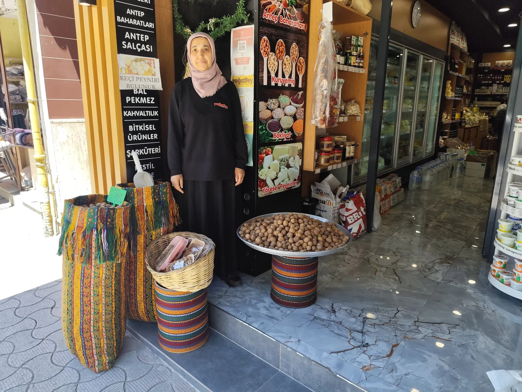Giresun'da Sakar isimli kedi esnafın ceviz çuvalını devirdi