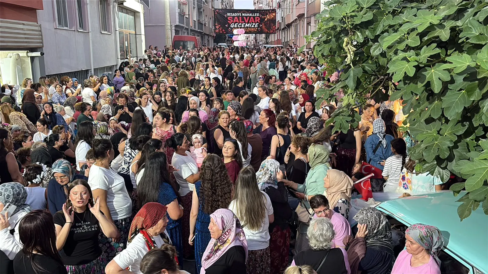 Çorlu sokaklarını dolduran şalvarlı kadınlar doyasıya eğlendi
