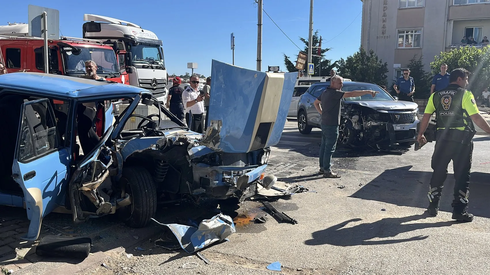 Darıca'da kontrolden çıkan otomobil karşı şeride uçtu