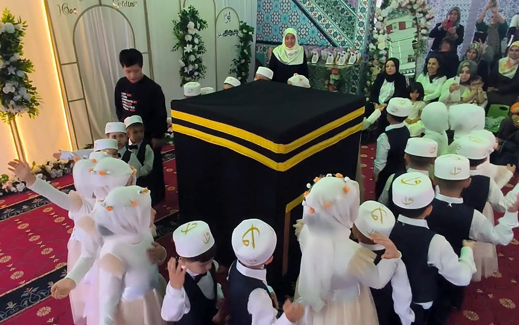 Mersinli gencin Kabe özlemi görenleri duygulandırdı