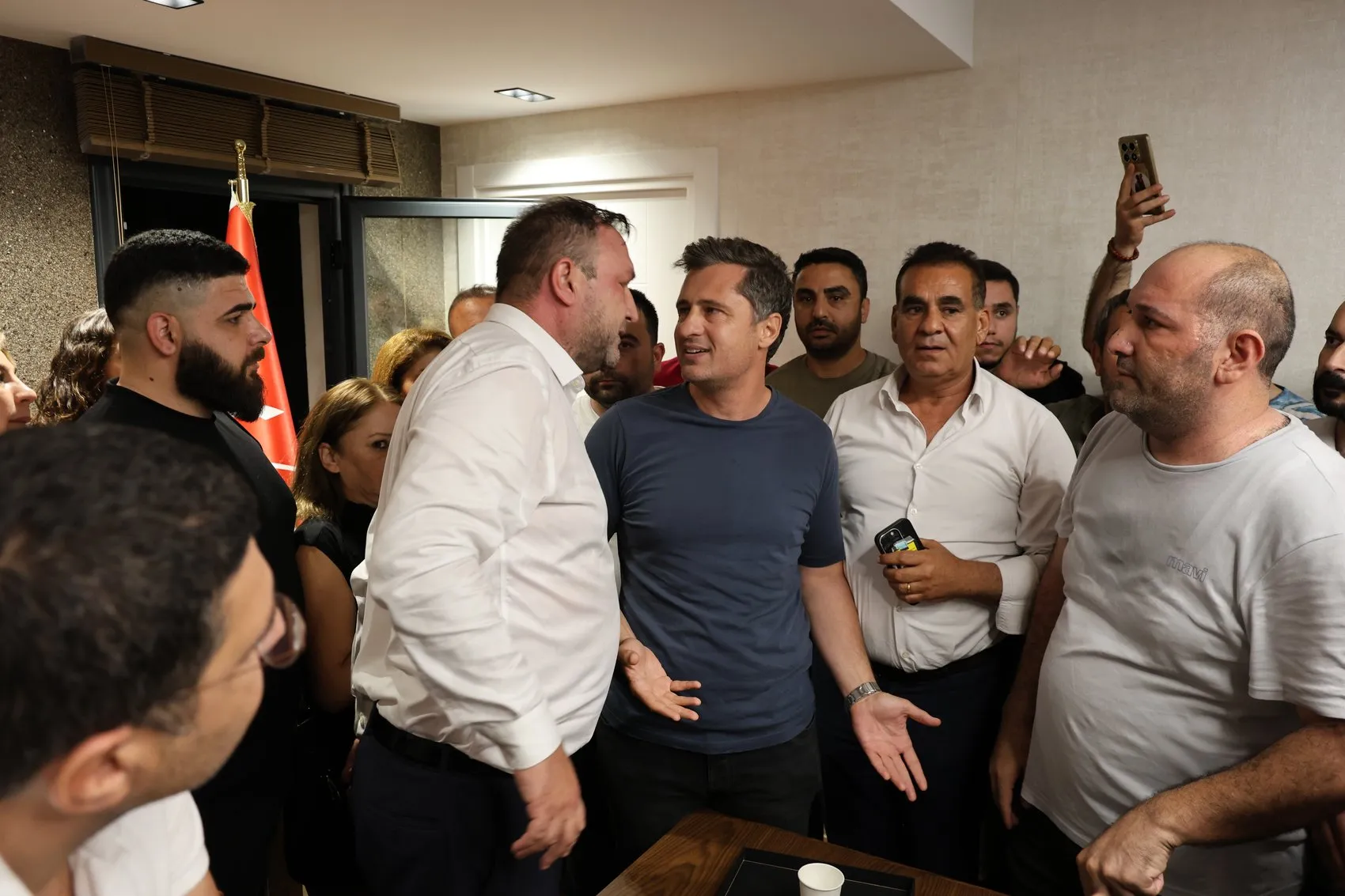 CHP İzmir binasında arbede Yeni başkan görevi devraldı