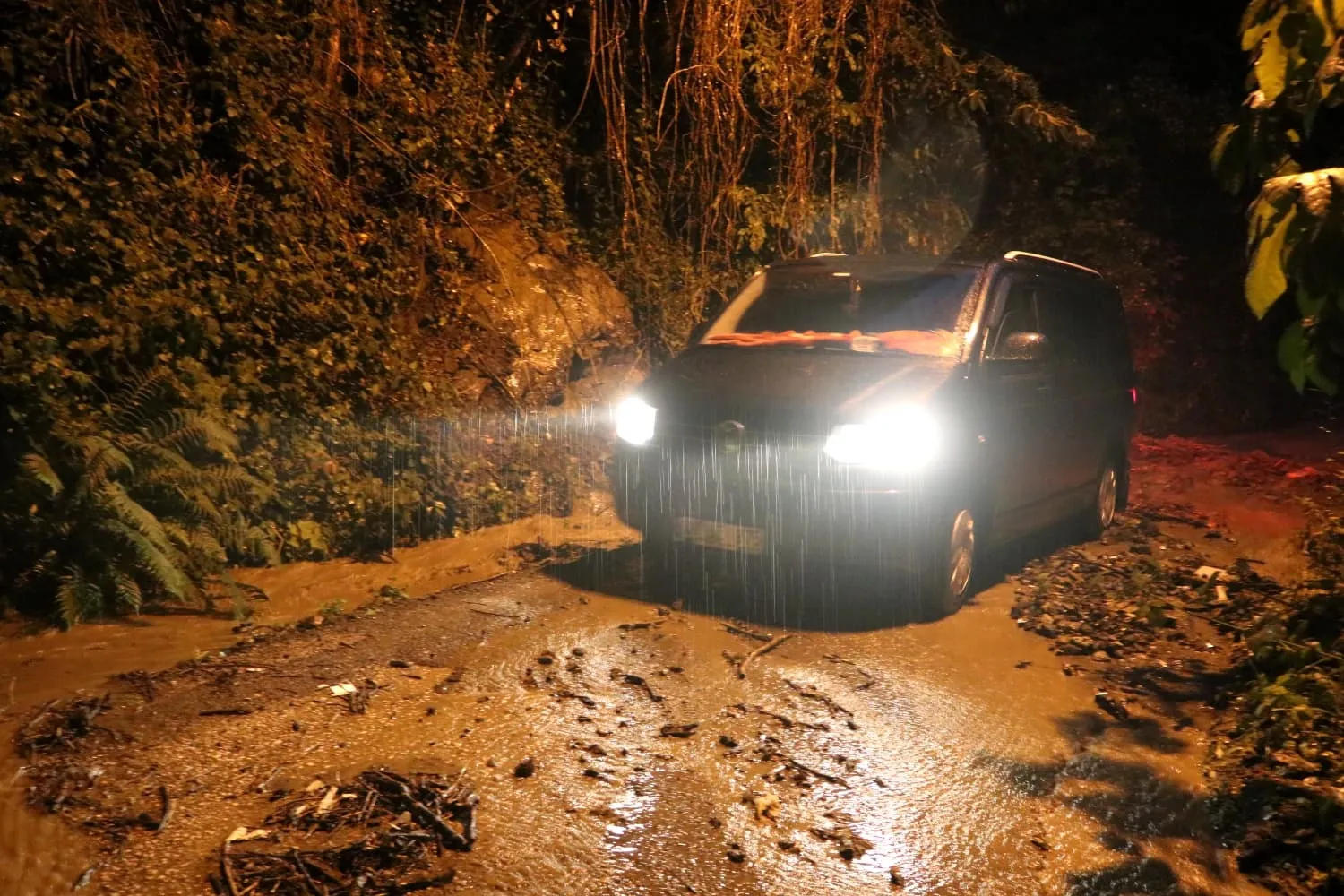 Artvin’de dere taştı sokaklar göle döndü