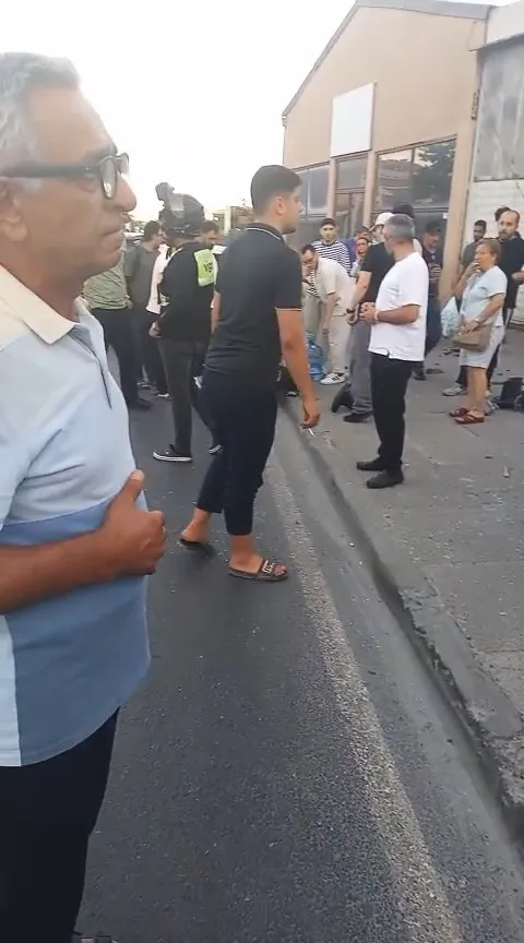 Avcılar'da kontrolden çıkan otomobil takla atarak devrildi