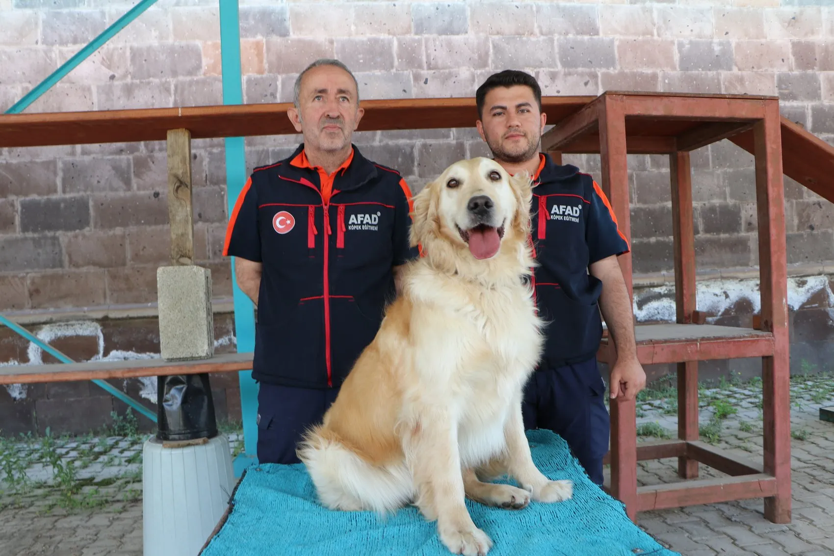 Emekliliği bekleyen Köpük sınavda gençlere taş çıkarttı