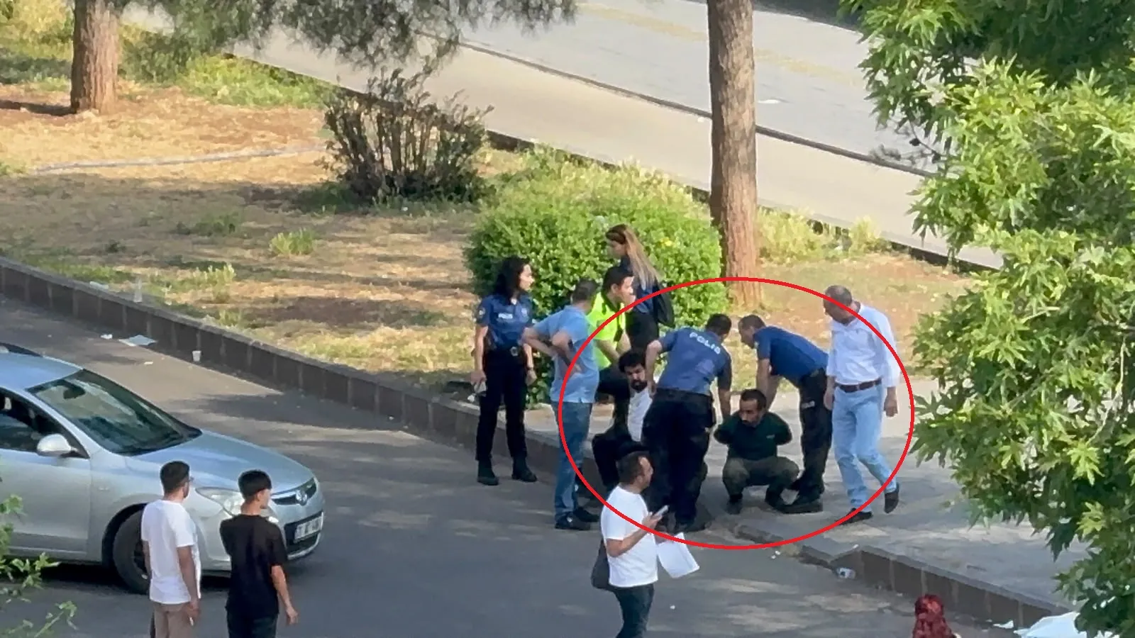 Diyarbakır Adliyesi önünde polise fiziksel saldırı girişimi