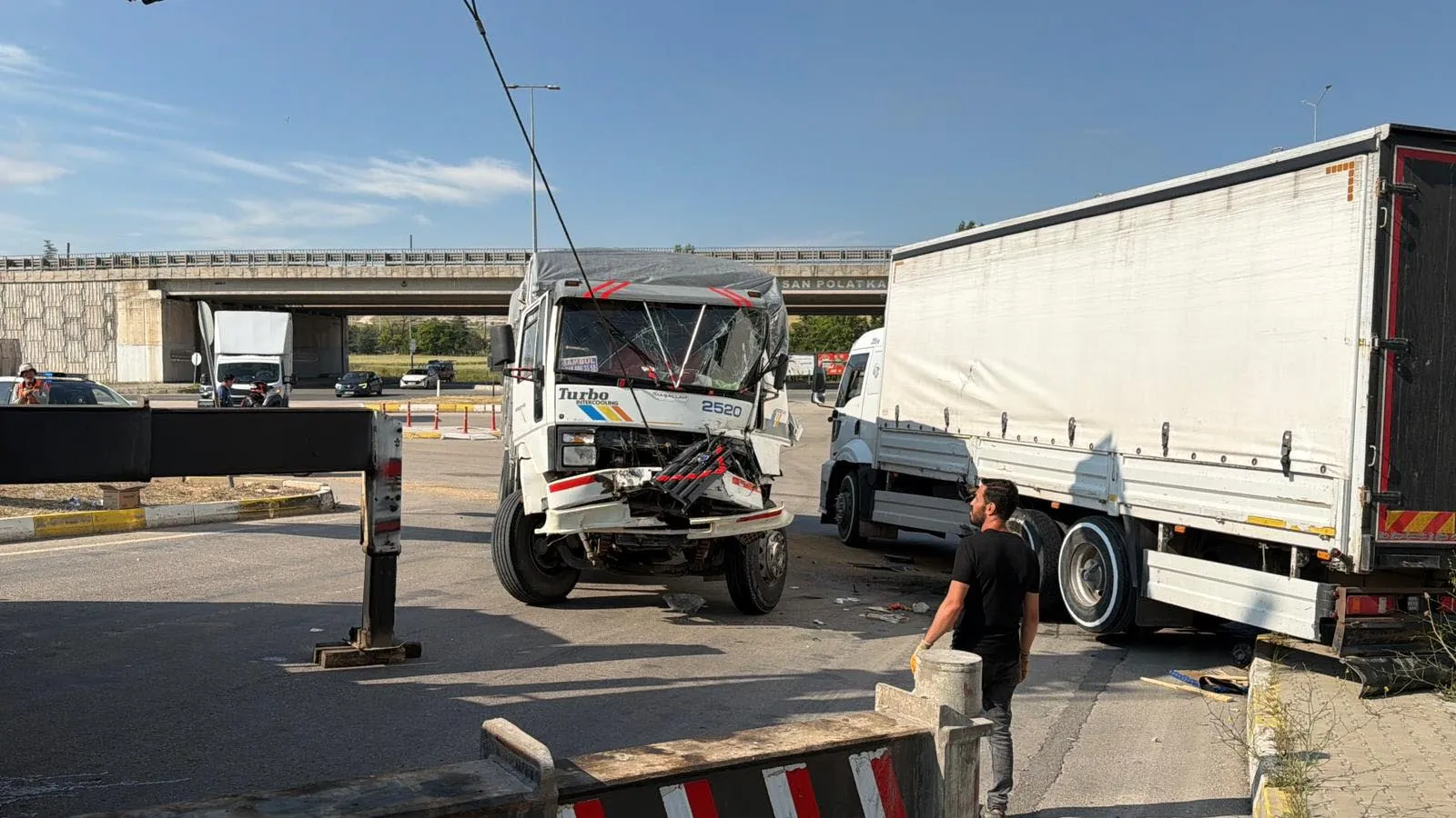 Eskişehir’de kamyonlar çarpıştı sürücü kabinde sıkıştı
