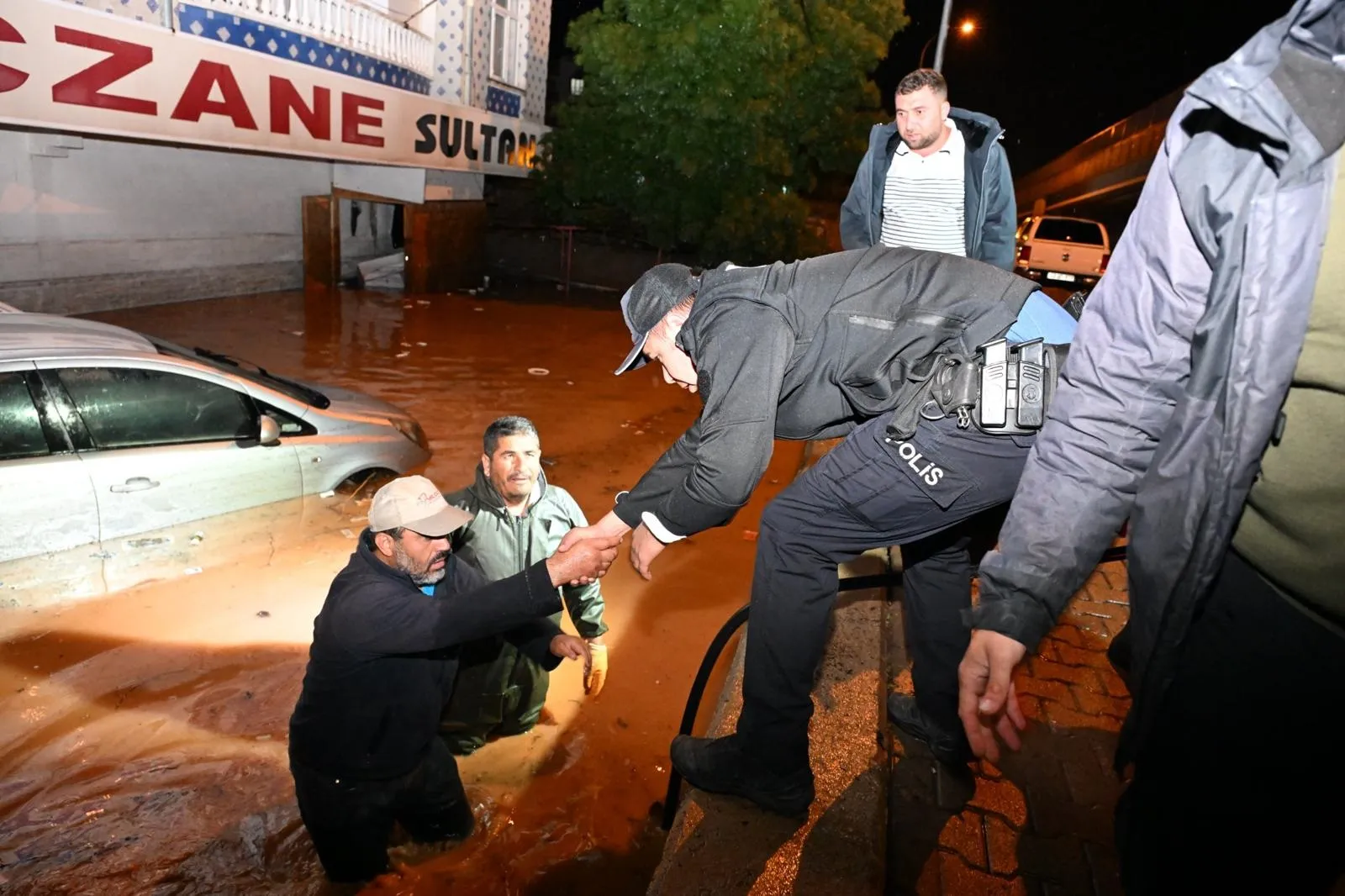 Kırşehir’de ani sağanak hayatı felç etti