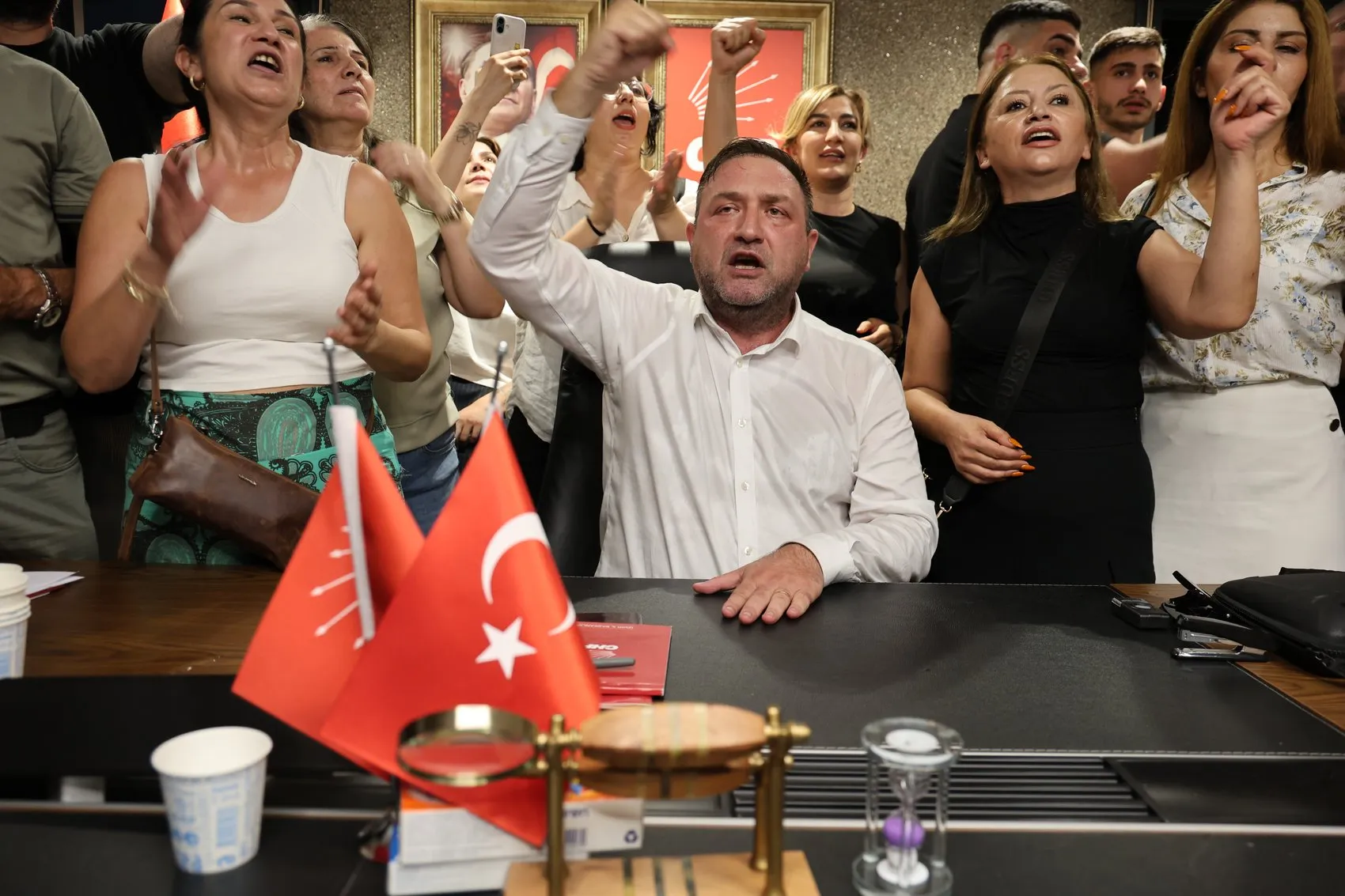 CHP İzmir binasında arbede Yeni başkan görevi devraldı