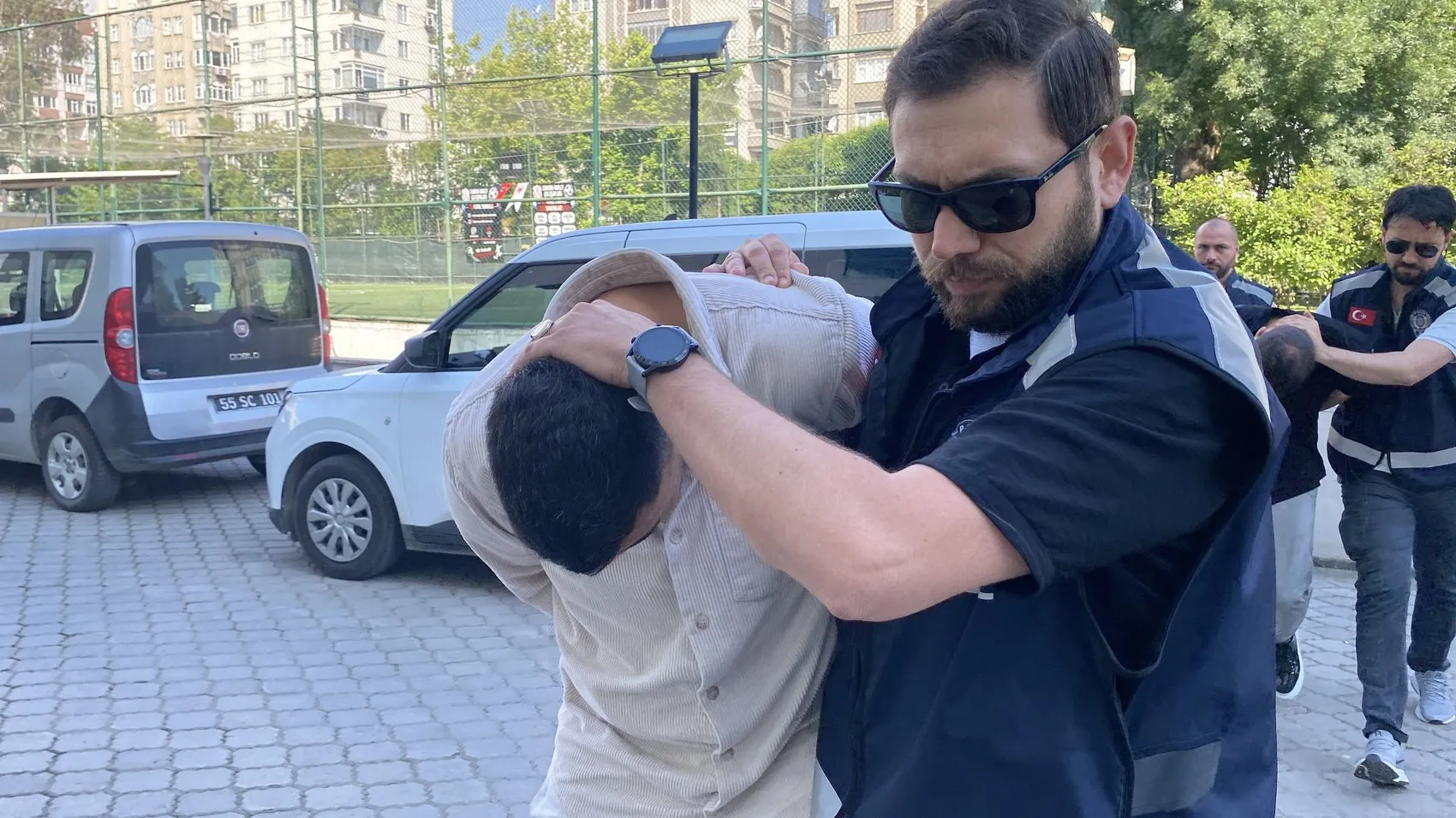 Masaj salonuna telsizli baskın