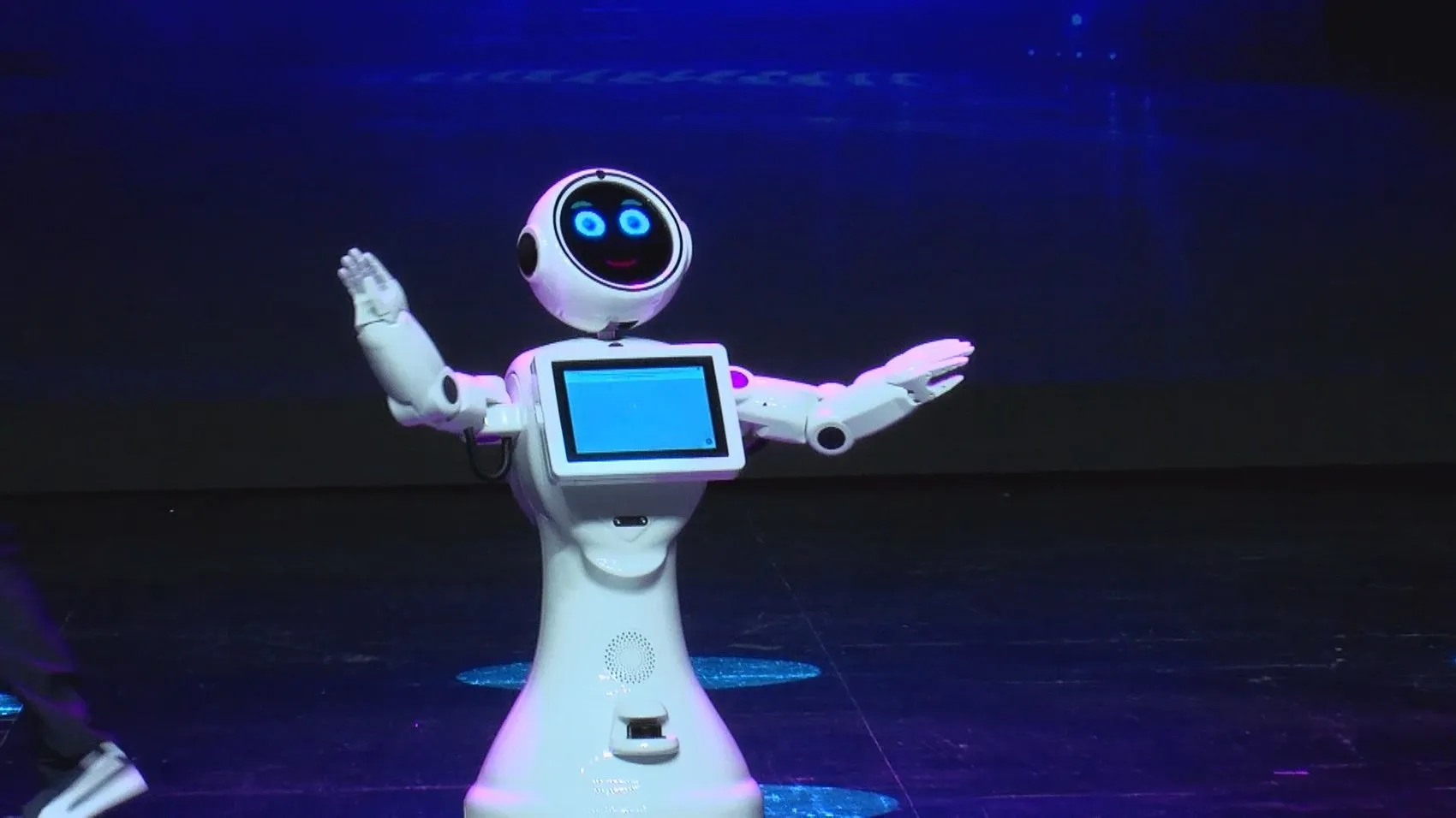 Türkiye'nin ilk çocuk robot tiyatrosu sahnelerle tanışıyor