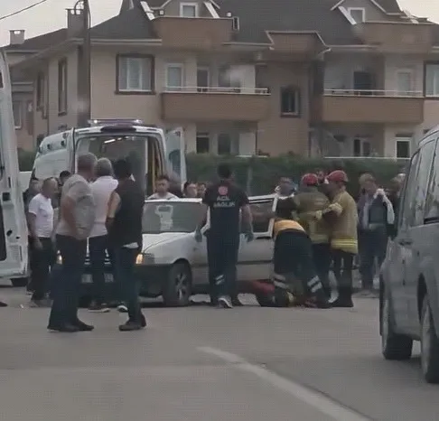 İnegöl'de kavşak kazası 9 kişi hastaneye kaldırıldı