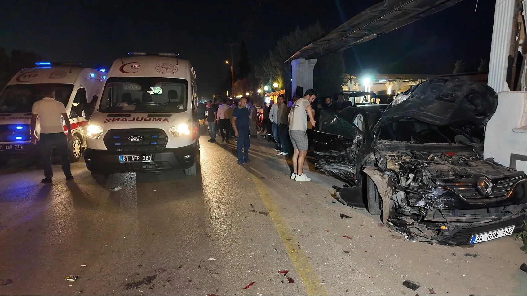 Düzce'de kaza yerinde kurtarma çalışması sürerken düğün eğlencesi kesilmedi