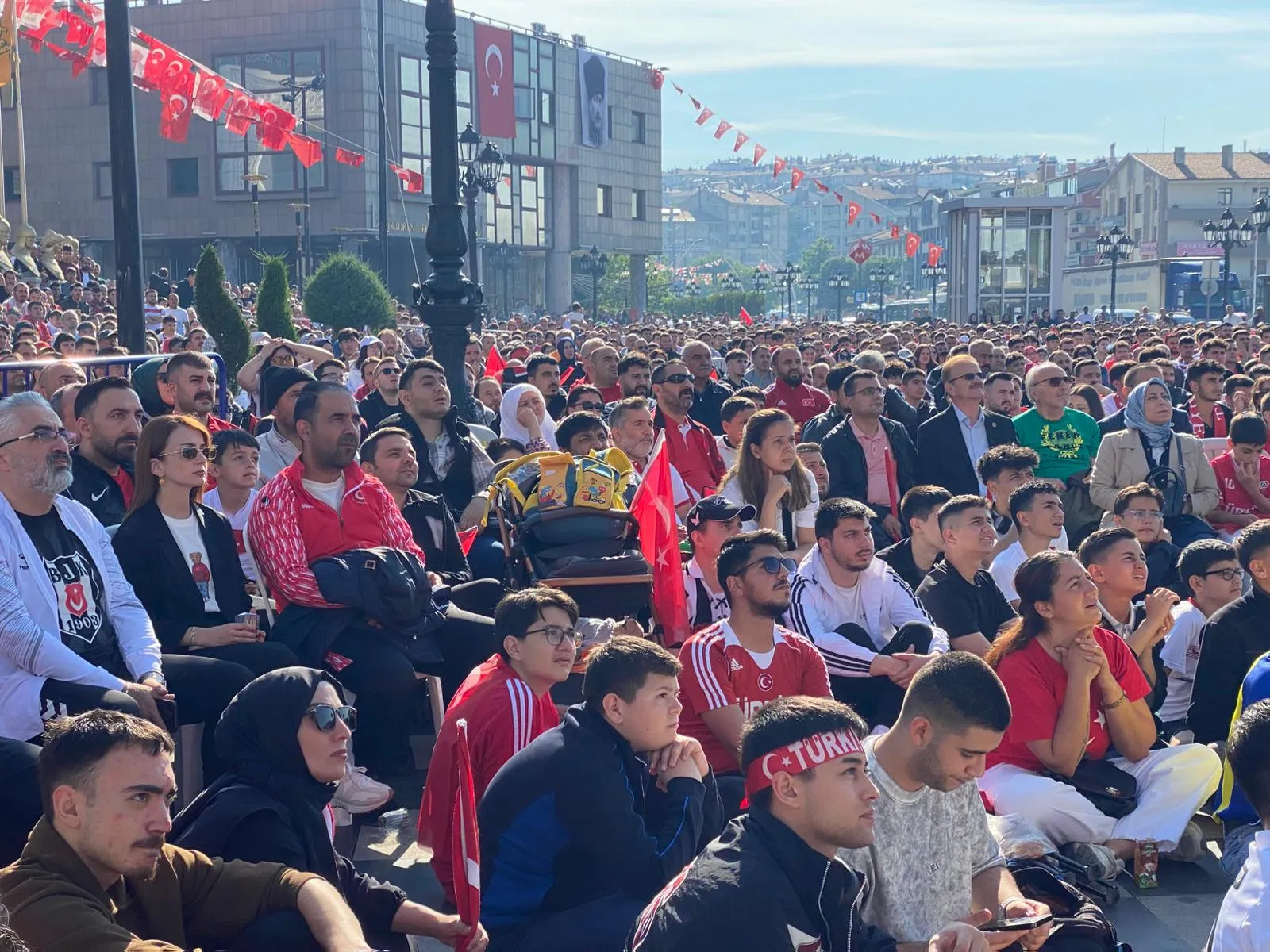 Keçiörenliler milli maç için sabahın ilk ışıklarıyla meydanda buluştu