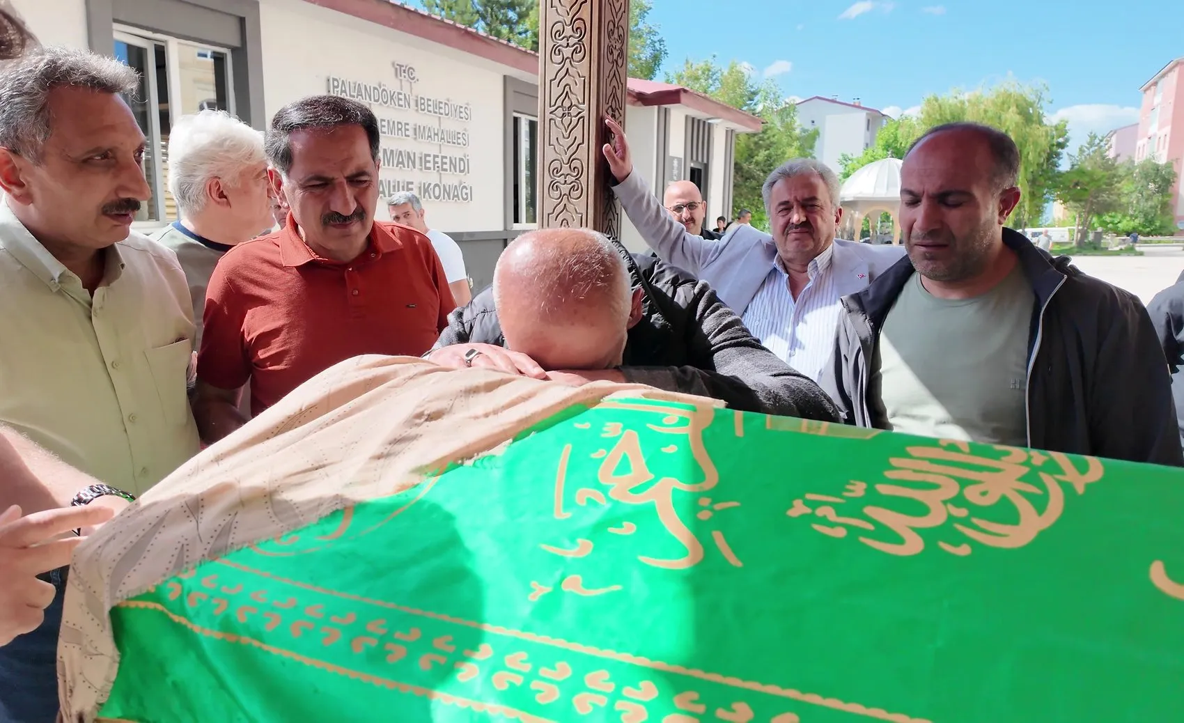 Erzurum'da yürek yakan veda 19 gün sonra ağabeyinin yanına defnedildi