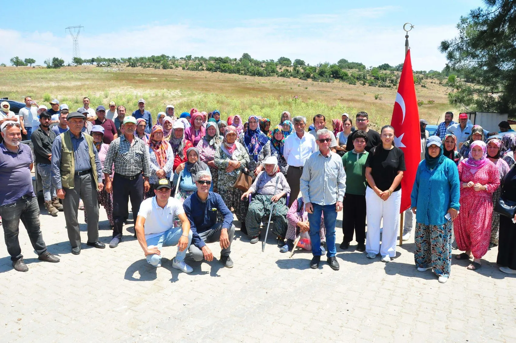 Manisalılar yeni mezarlık projesine traktörleriyle karşı çıktı
