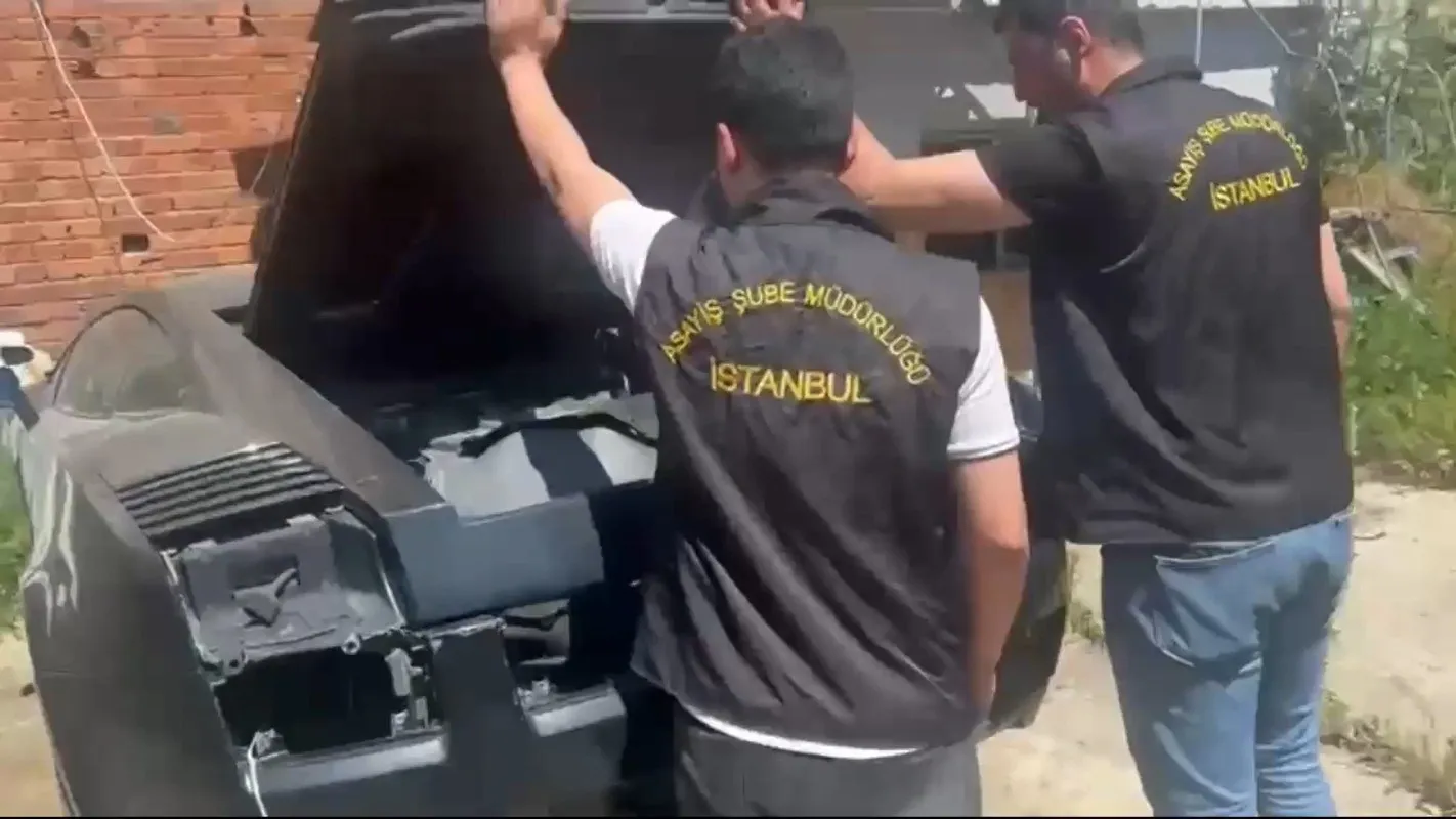 Lüks araçlara sahte kimlik çıkaran çeteye polis baskını