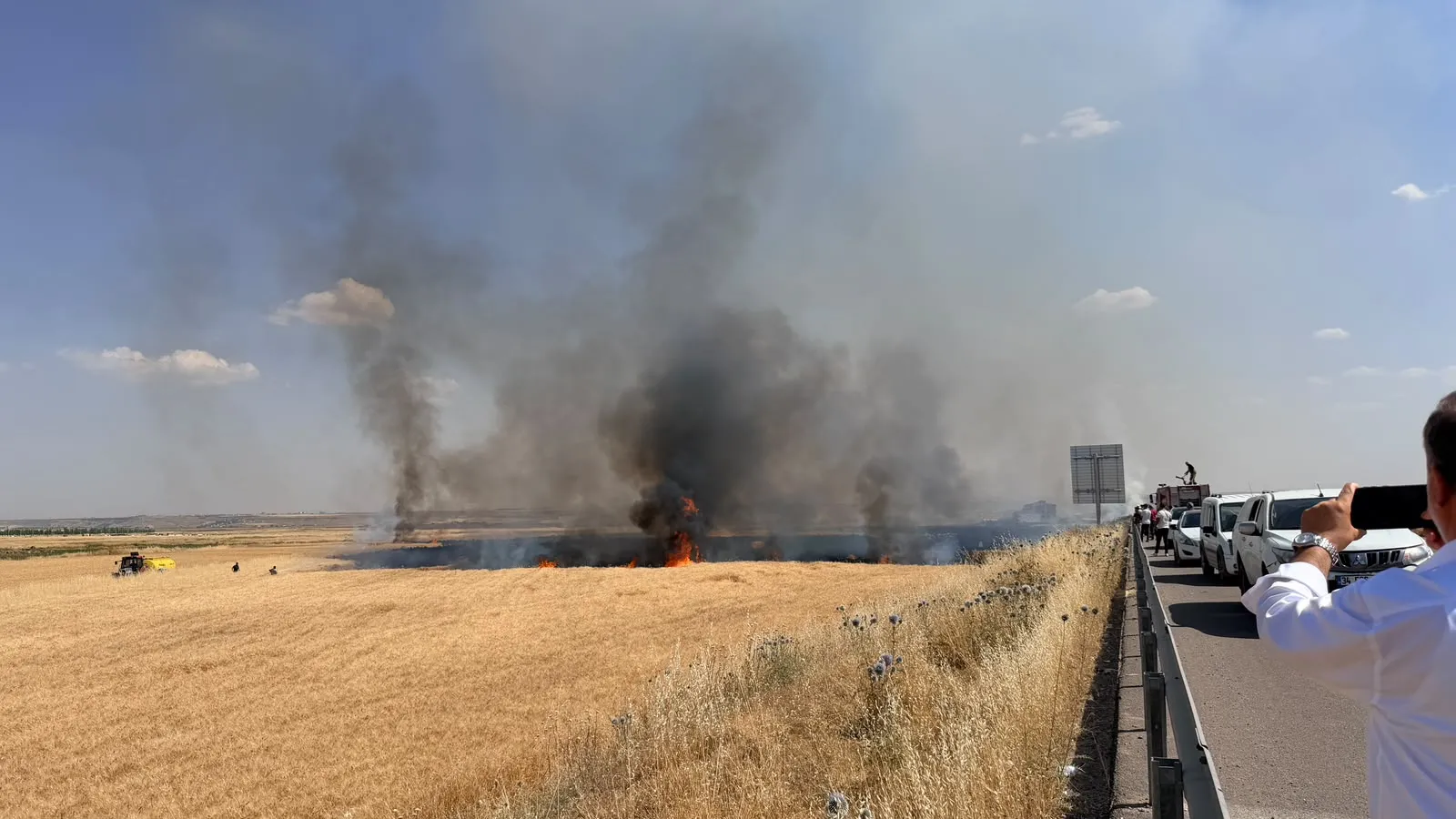 Diyarbakır'da anız yangını yerleşim yerlerini tehdit etti