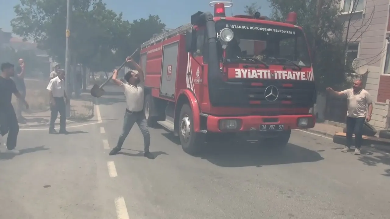 Silivri'de yangın yerine giden itfaiyeye kürekli saldırı