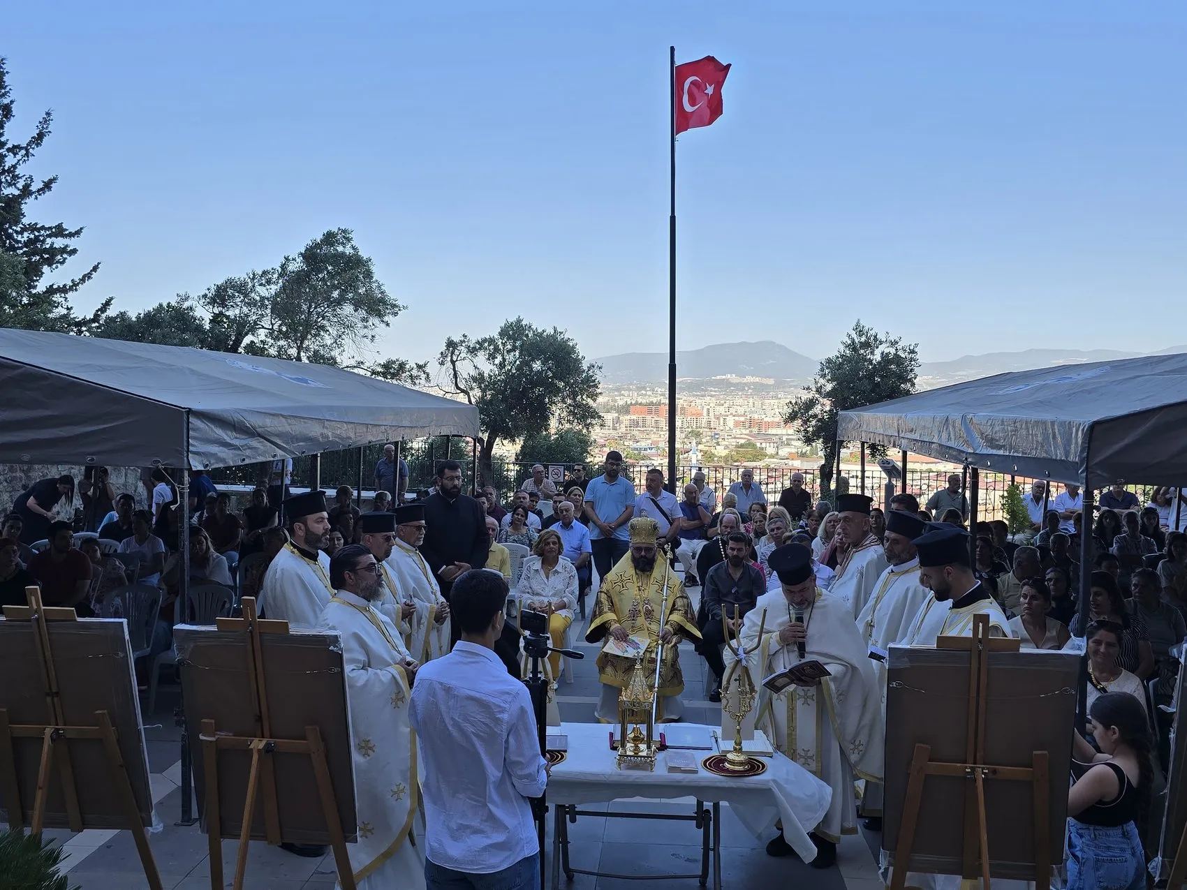 Hatay'da tarihi mağara kilisesinde barış duası yükseldi