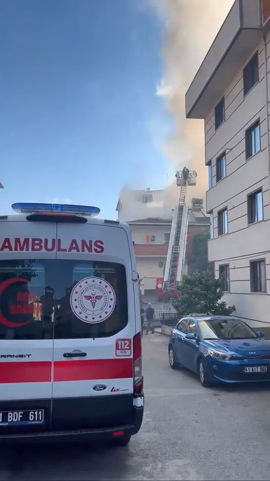 Gebze’de sabah saatlerinde bir daireyi alevler teslim aldı