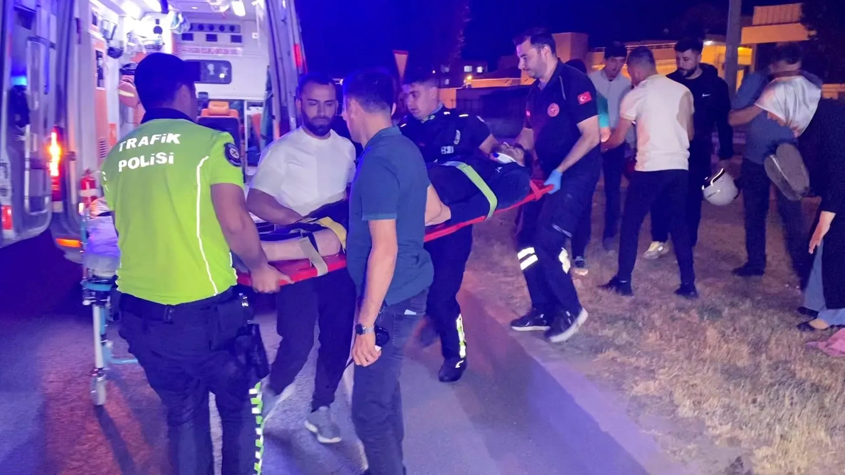 İnegöl yolunda kaza geçiren oğlunun elini bir an bırakmadı