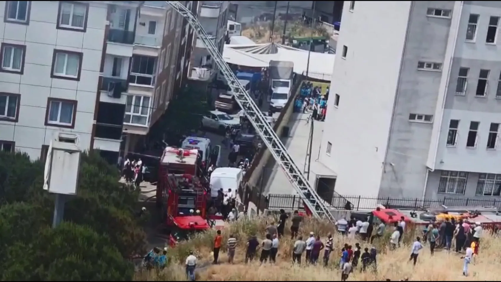 Esenyurt’ta beş binanın çatısını saran yangın paniğe yol açtı