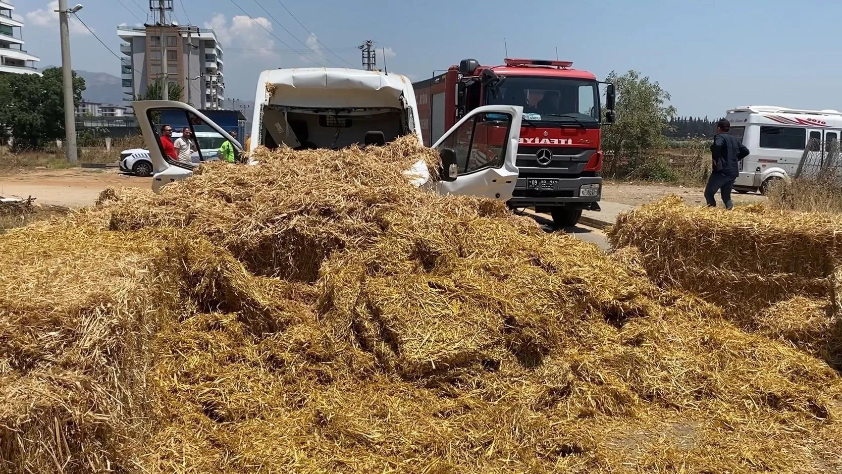Aydın’da saman taşıyan TIR köprüye takılınca ortalık savaş alanına döndü
