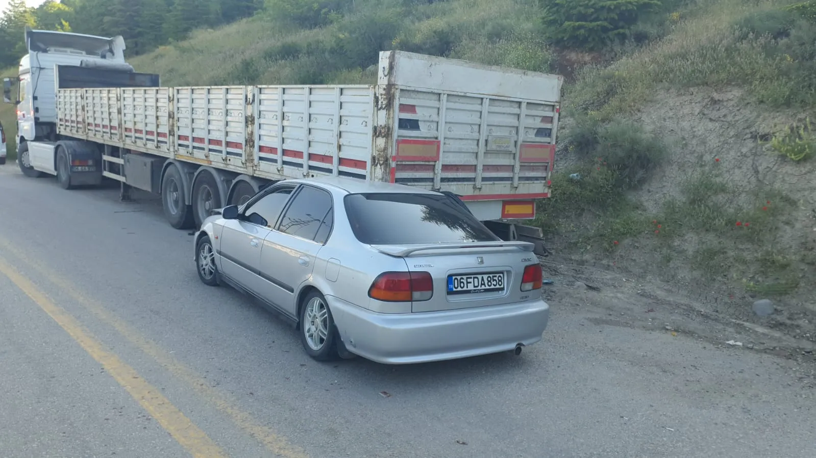 Beypazarı'nda park halindeki TIR'a çarpan otomobilde 4 kişi yaralandı
