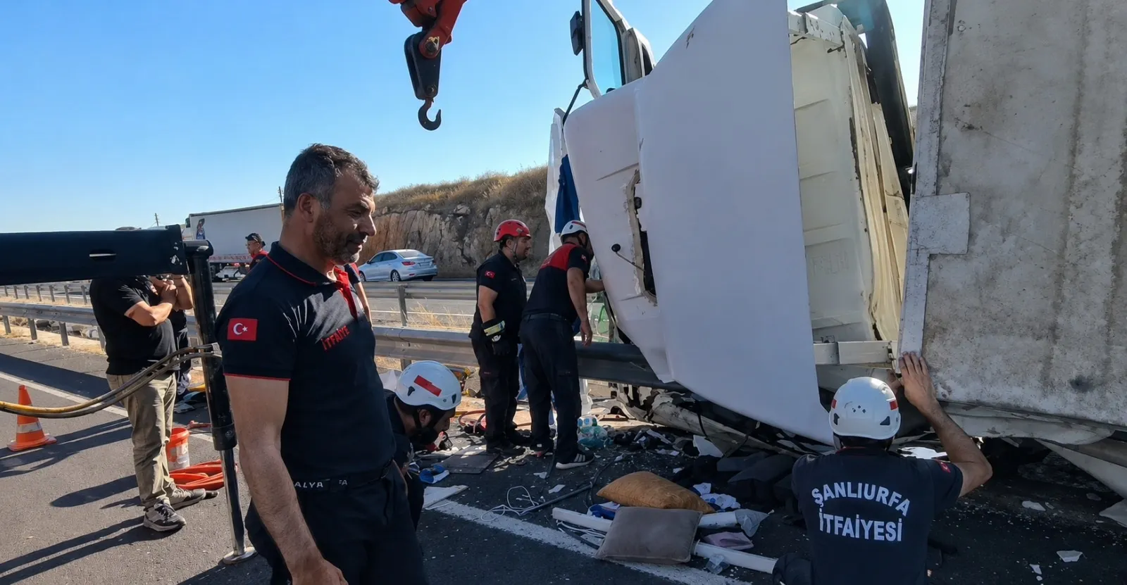 Şanlıurfa yolunda kaza yapan tır şoförü yaşam mücadelesi veriyor