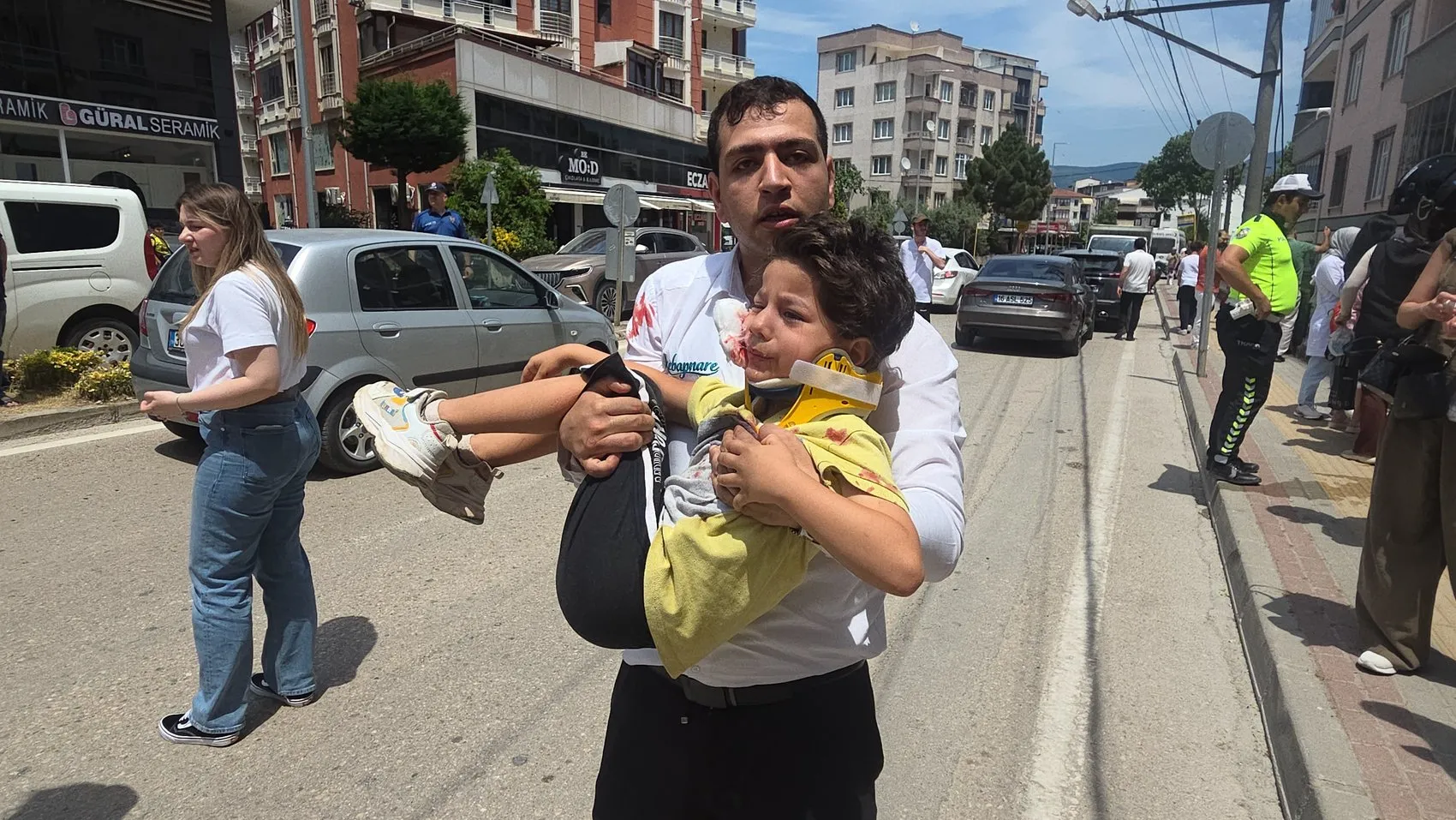 Orhangazi'de kontrolden çıkan araç apartman bahçesine uçtu