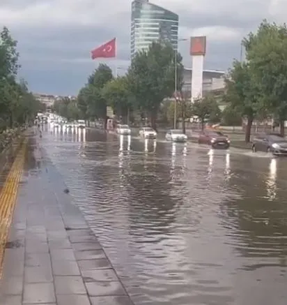 Ankara akşam saatlerinde dolu ve sağanağa teslim oldu